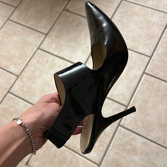 Michael Kors stunning shoes. Black high heel sexy AF. Size 9 - Picture 4 of 4